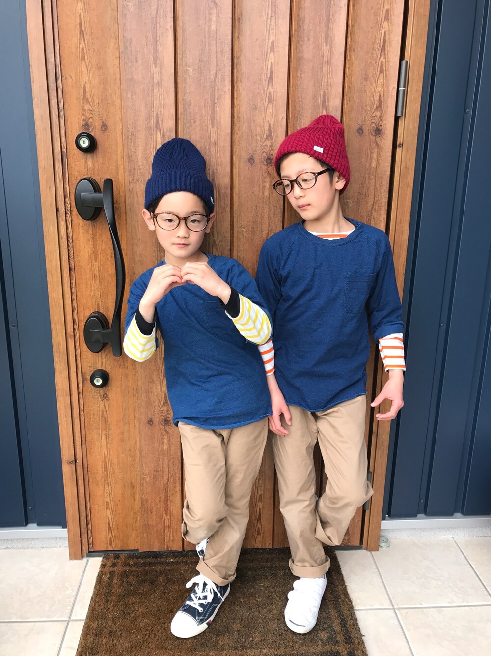 「カジュアル、キッズファッション、はるコーデ、小学生、おそろいコーデ、ダテメガネ、ボーダー、新学期」｜「GROOVY STOREのアイテム（ニットキャップ/ビーニー、レッド系）」を使った、ATSU-TAIさん（キッズ・125cm）の春コーディネートの1枚目の写真