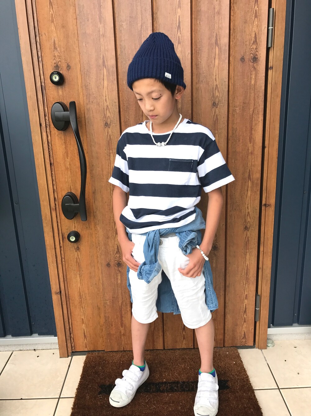 グレー系のTシャツ/カットソー、ホワイト系のその他パンツ、ブルー系のシャツ/ブラウスを着用したキッズの夏コーディネートの1枚目の写真