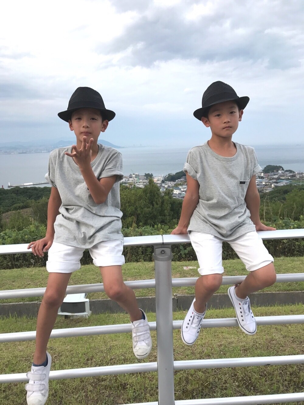 グレー系のTシャツ/カットソー、ホワイト系のその他パンツ、ホワイト系のスニーカーを着用したキッズの夏コーディネートの1枚目の写真