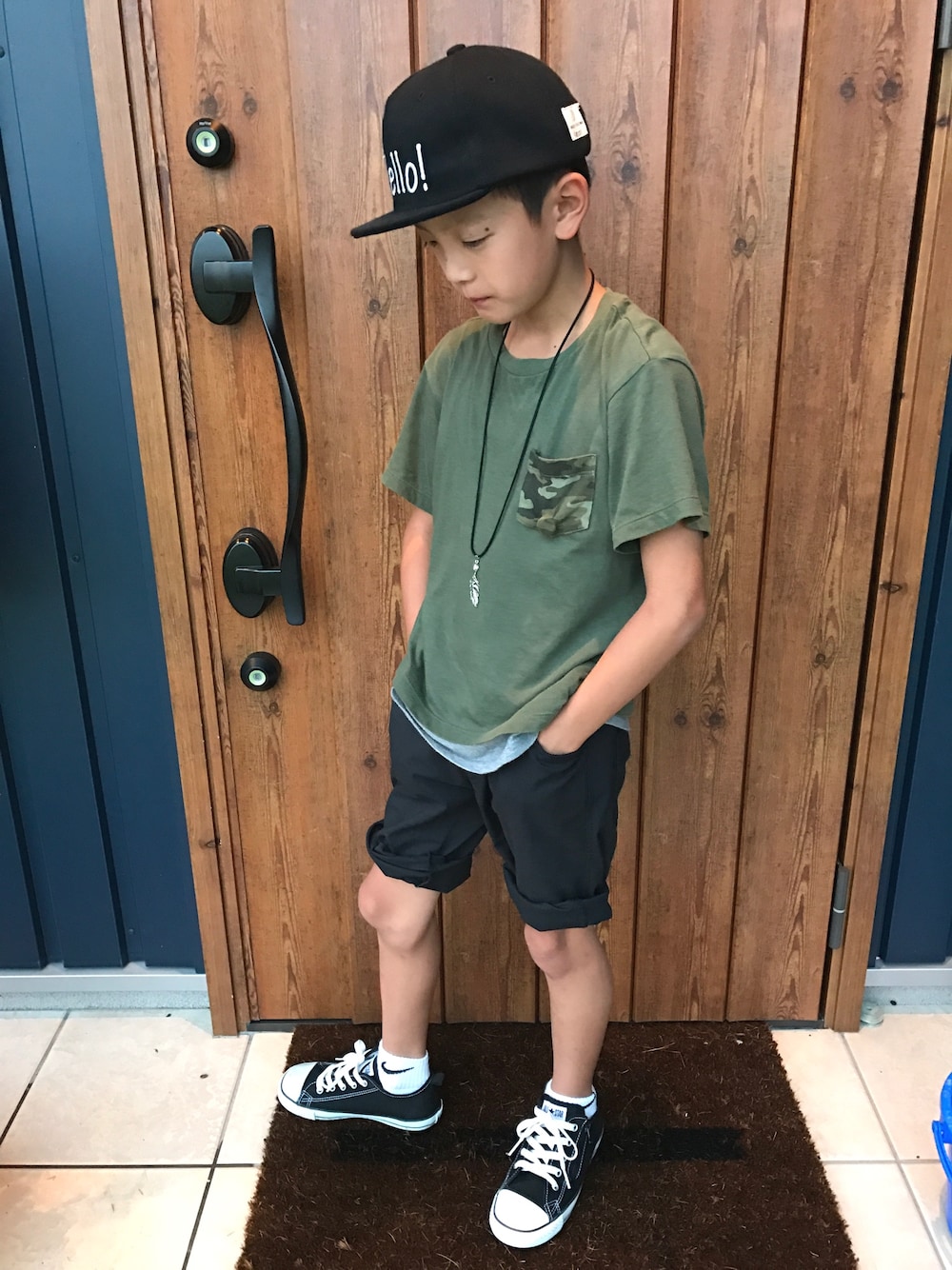 グリーン系のTシャツ/カットソー、グレー系のタンクトップ、ブラック系のその他パンツを着用したキッズの夏コーディネートの1枚目の写真