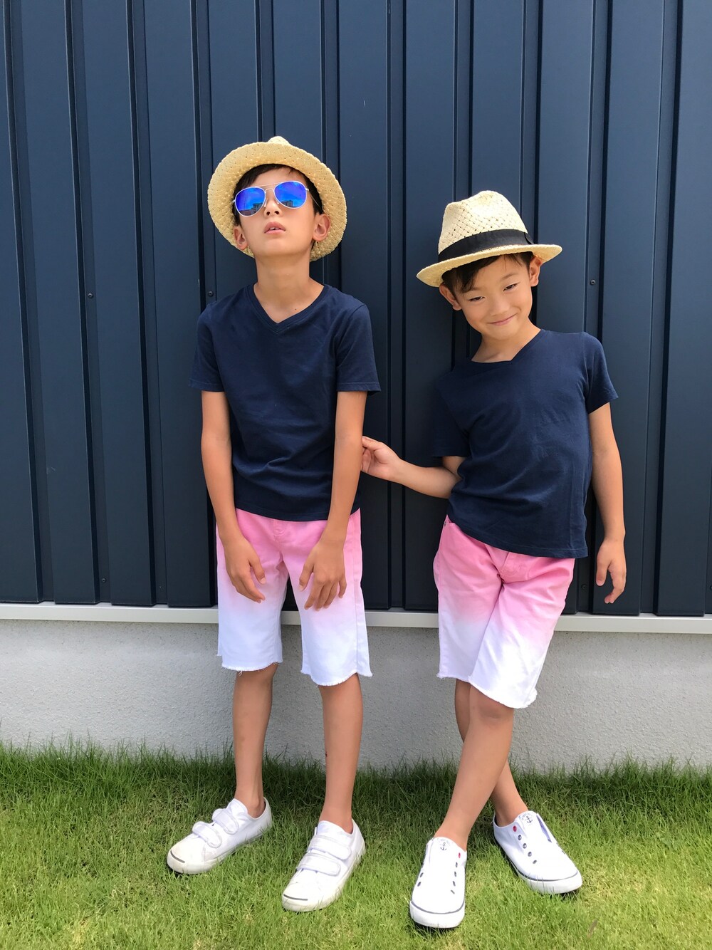 ブルー系のTシャツ/カットソー、ピンク系のその他パンツ、ホワイト系のスニーカーを着用したキッズの夏コーディネートの1枚目の写真