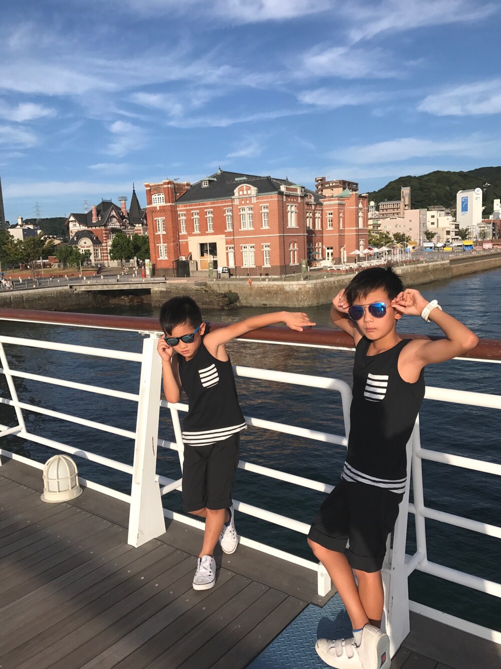 ブラック系のタンクトップ、ブラック系のその他パンツ、ホワイト系のスニーカーを着用したキッズの夏コーディネートの1枚目の写真