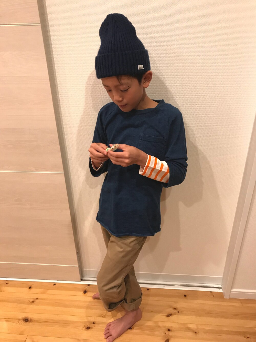 「ニット帽、キッズコーデ、ボーダー、キッズファッション、男の子、男の子コーデ、カジュアル、カジュアルコーデ、シンプル、チノパン」｜「Right-onの【MPS】ヴィンテージライクインディゴ5分袖Tシャツ（Tシャツ/カットソー、ブルー系）」を使った、ATSU-TAIさん（キッズ・132cm）の秋コーディネートの1枚目の写真