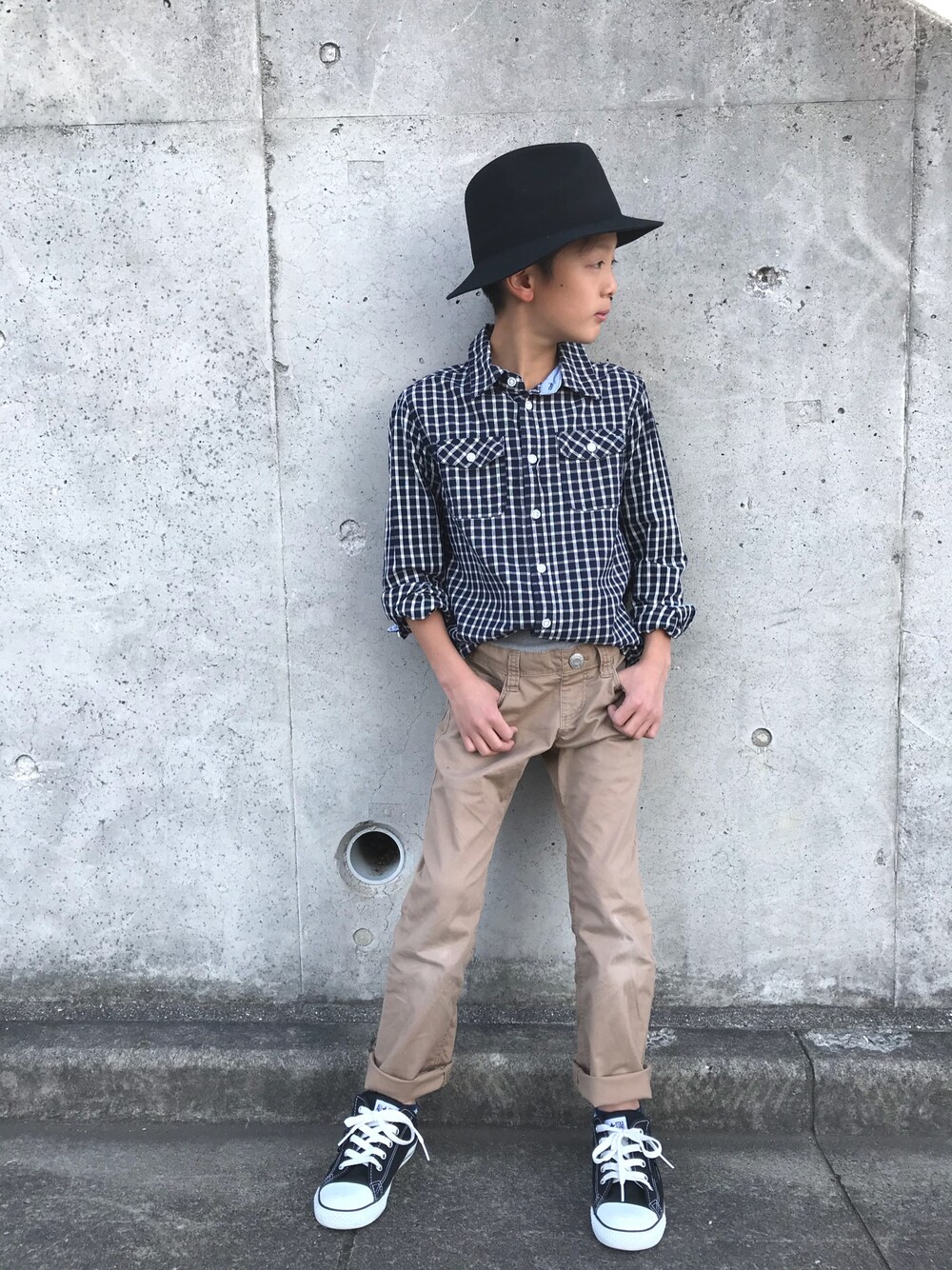 「kids、秋のコーデ、男の子コーデ、カジュアル、キッズコーデ、キッズファッション、シンプル、チェックシャツ、ハット、チノパン」｜「GLOBAL WORKの【キッズ】ウールフェルトナカオレHAT/763879（ハット、ブラック系）」を使った、ATSU-TAIさん（キッズ・132cm）の秋コーディネートの1枚目の写真
