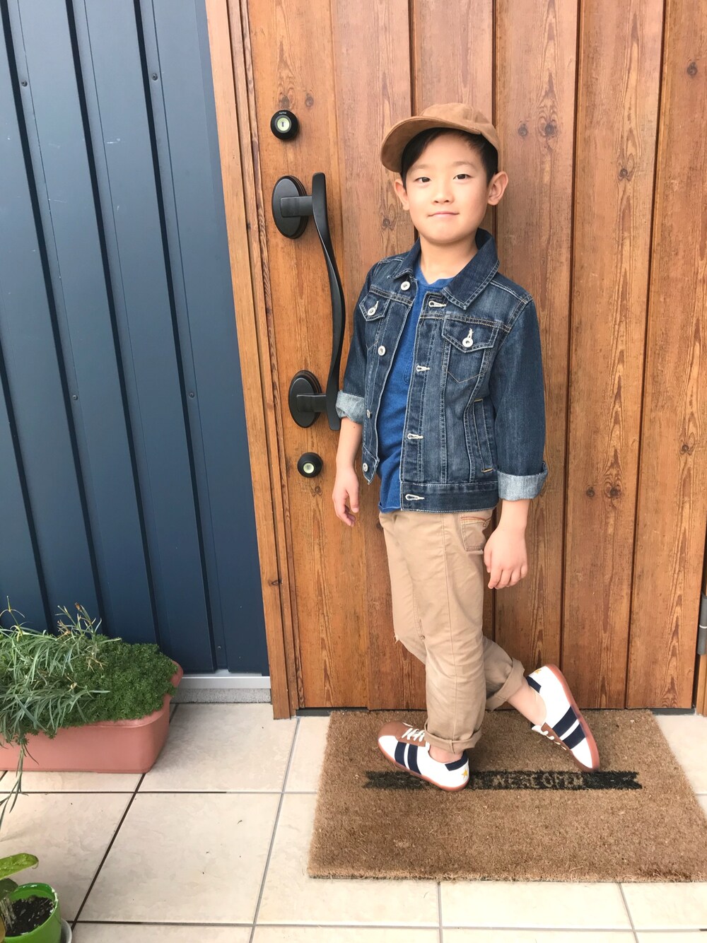 「秋のコーデ、キッズファッション、キッズコーデ、プチプラ、スニーカー、ジージャン、男の子、チノパン、キャップ、シンプル」｜「Right-onの【MPS】ヴィンテージライクインディゴ5分袖Tシャツ（Tシャツ/カットソー、ブルー系）」を使った、ATSU-TAIさん（キッズ・132cm）の秋コーディネートの1枚目の写真