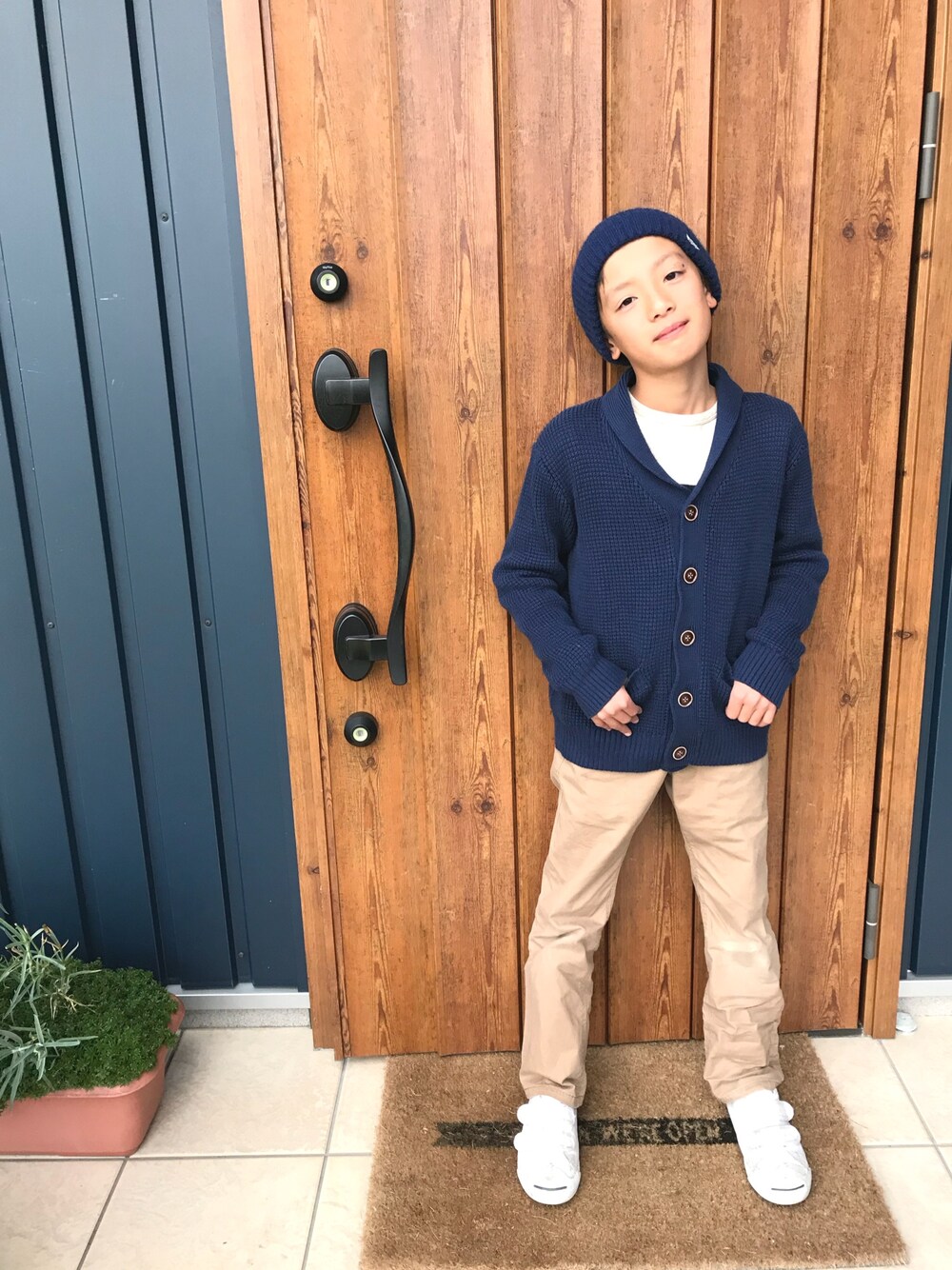 「kids、カジュアルコーデ、男の子、シンプル、ニット帽、キッズコーデ、キッズファッション、シンプルコーデ、カジュアル、プチプラ」｜「GAPのアイテム（カーディガン/ボレロ、ブルー系）」を使った、ATSU-TAIさん（キッズ・132cm）の秋コーディネートの1枚目の写真