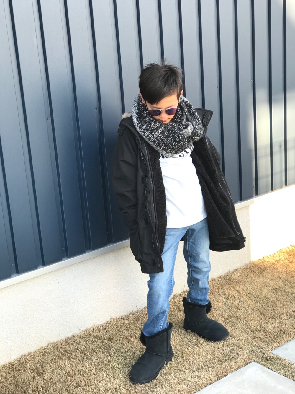ホワイト系のTシャツ/カットソー、ブラック系のモッズコート、ブルー系のデニムパンツを着用したキッズの冬コーディネートの1枚目の写真