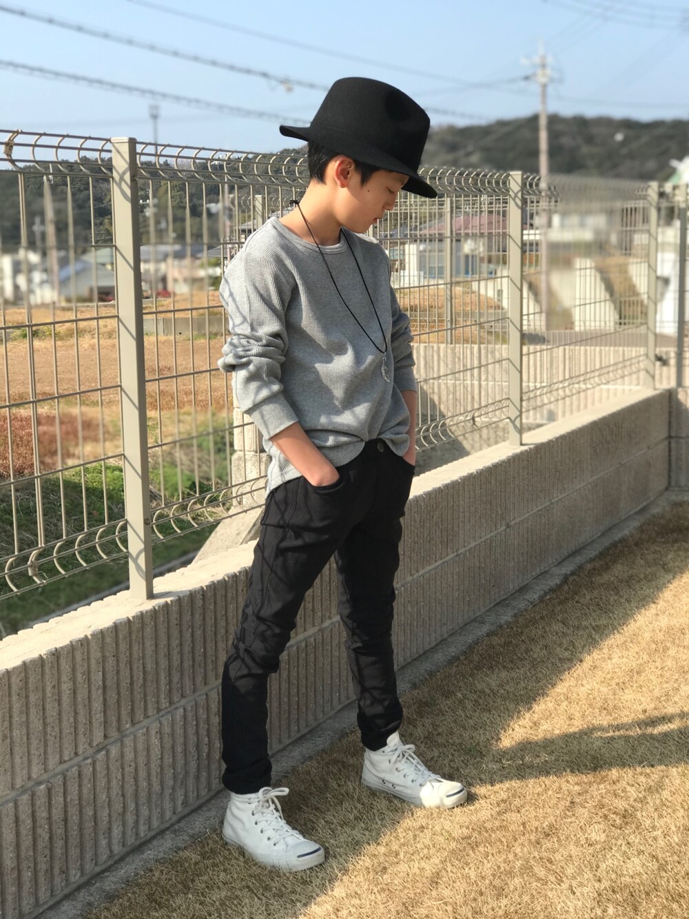 「男の子、キッズコーデ、シンプル、コンバース、ワッフルクルーネックＴ、キッズファッション、男の子コーデ、オトナカジュアル、スキニー、Branshes」｜「GLOBAL WORKの【キッズ】ウールフェルトナカオレHAT/763879（ハット、ブラック系）」を使った、ATSU-TAIさん（キッズ・132cm）の冬コーディネートの1枚目の写真