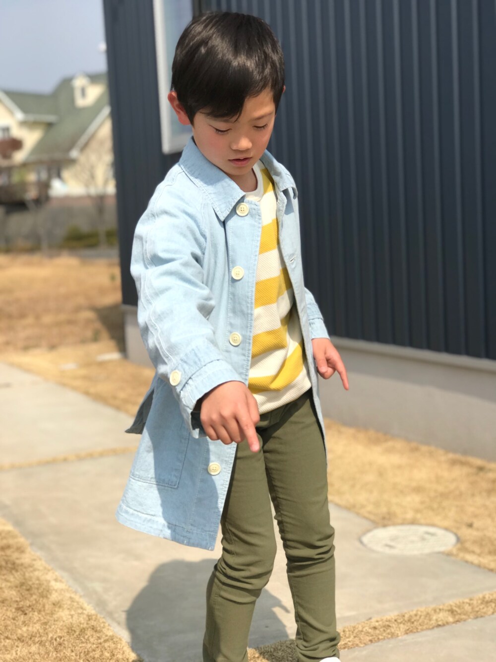 ブルー系のデニムジャケット、イエロー系のTシャツ/カットソー、グリーン系のその他パンツを着用したキッズの冬コーディネートの1枚目の写真