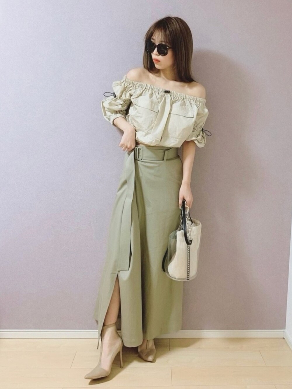 ベージュ系のシャツ/ブラウス、グリーン系のスカート、その他のショルダーバッグを着用したレディースの春コーディネートの1枚目の写真