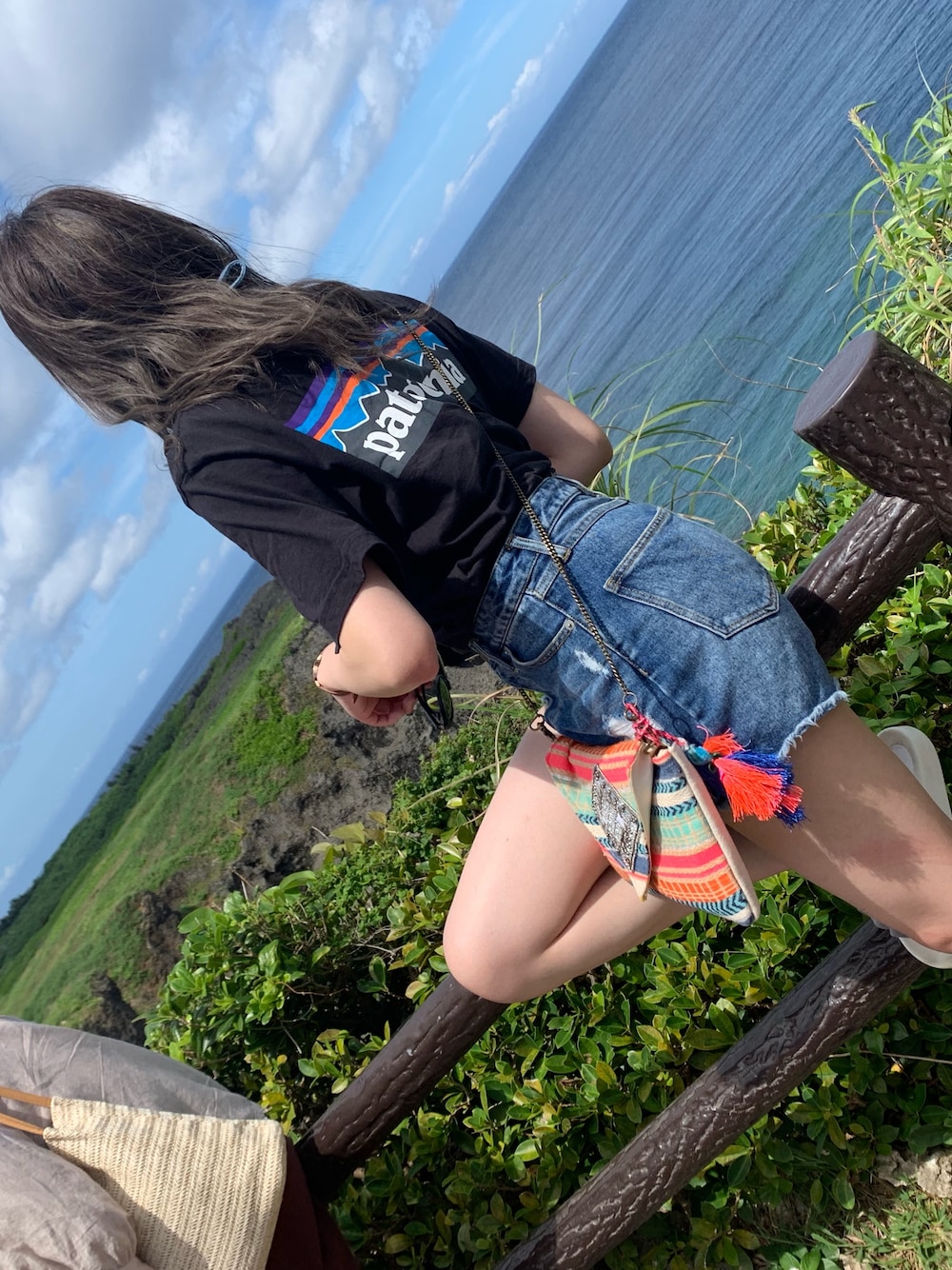 「沖縄旅行、沖縄コーデ、ショーパン、夏だ！Tシャツ着よう！、夏、黒、気まぐれ投稿、着まわしコーデ」｜「patagoniaのパタゴニア / メンズ・P-6ロゴ・レスポンシビリティー（Tシャツ/カットソー、ブラック系）」を使った、みやさん（レディース・160cm）の夏コーディネートの1枚目の写真