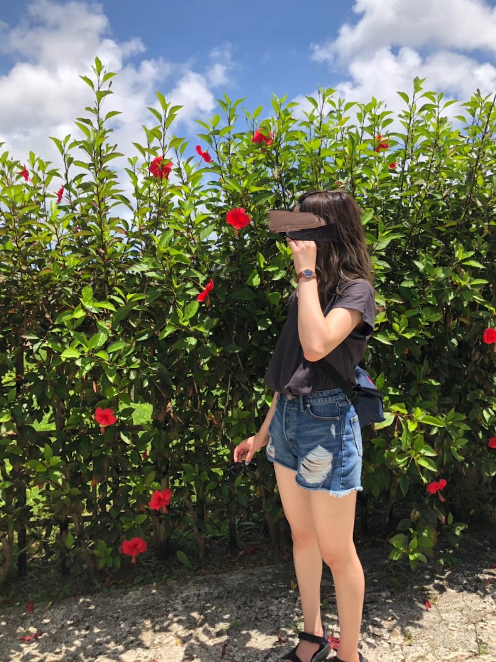 「沖縄旅行、ショートパンツ、夏、サンダル、おしゃれさんと繋がりたい、夏コーデ、スポサン」｜「UngridのアシメデザインショルダーTee（Tシャツ/カットソー、グレー系）」を使った、みやさん（レディース・160cm）の夏コーディネートの1枚目の写真