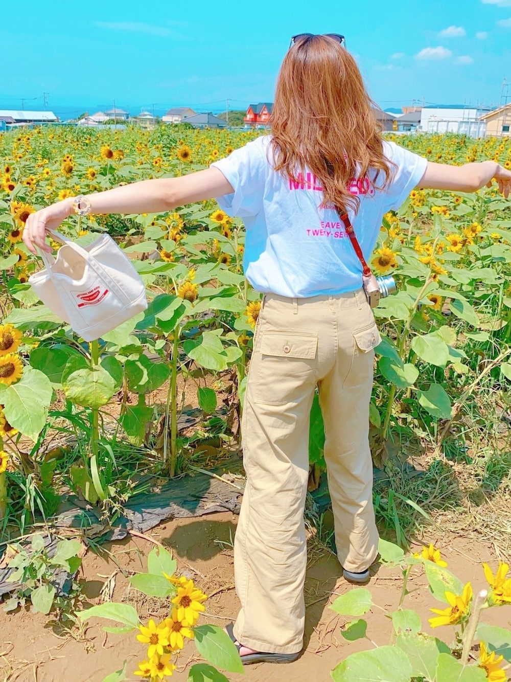 「カジュアル、ひまわり畑、夏、おしゃれさんと繋がりたい、きまぐれ、きまわし、Tシャツ、Ungrid、ミルクフェド(MILKFED.)、謎のポーズ」｜「Ungridのウォッシュベイカーパンツ（その他パンツ、ベージュ系）」を使った、みやさん（レディース・161cm）の夏コーディネートの1枚目の写真