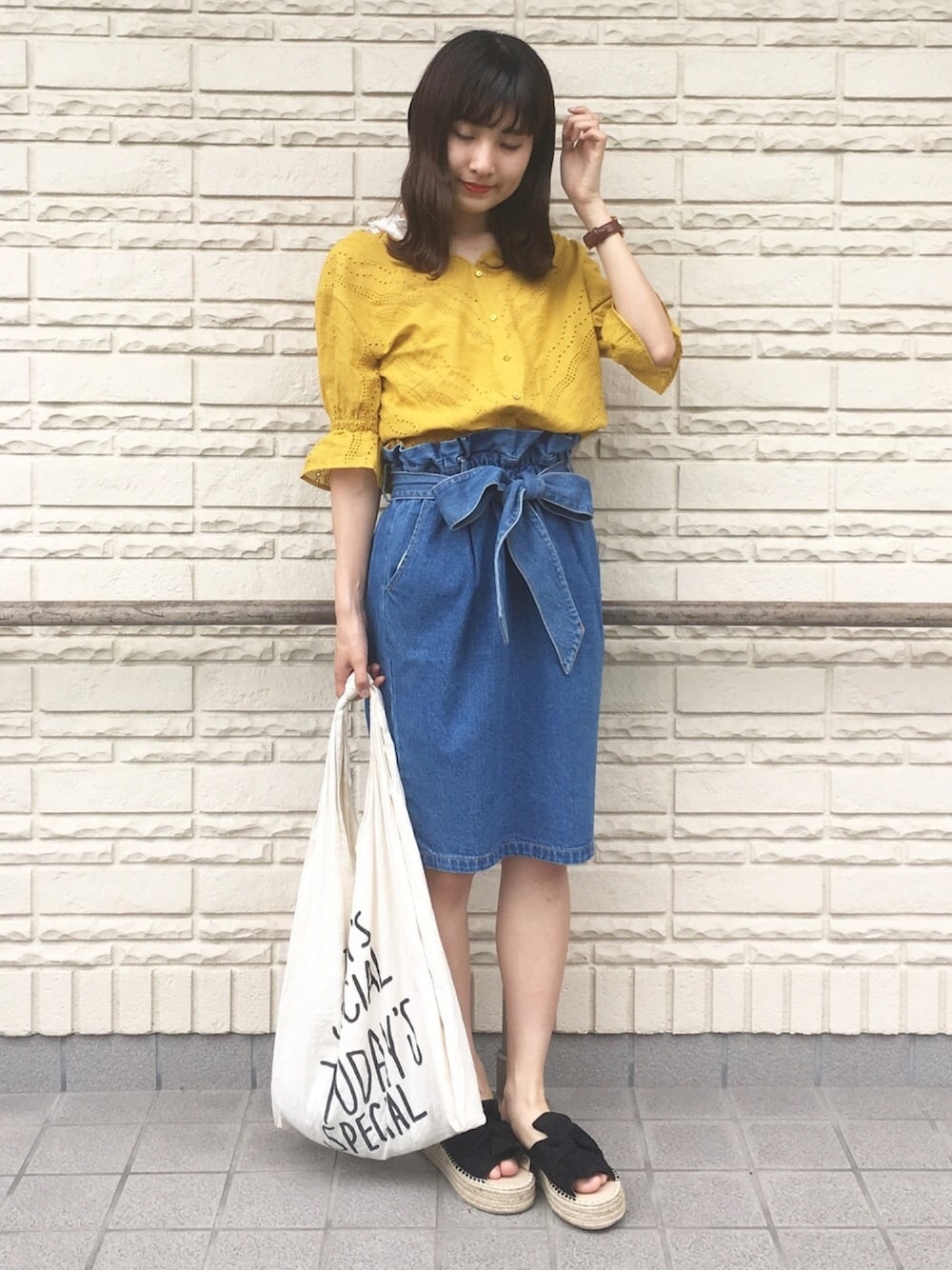 「夏、シンプルコーデ、イエロー、スカラップ、summer、デニム、カジュアル」｜「MAJESTIC LEGONのスカラップレースブラウス（シャツ/ブラウス、イエロー系）」を使った、suzyさん（レディース・161cm）の夏コーディネートの1枚目の写真