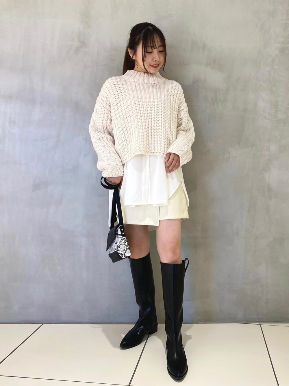 「シンプルコーデ、ニット、ワントーンコーデ、レイヤード、ケーブルニット、ブーツ、ホワイト、レザーパンツ、ショートパンツ、かわいい」｜「PAGEBOYの3Gショートニットプルオーバー（ニット/セーター、ホワイト系）」を使った、mackeyさん（レディース・156cm）の秋コーディネートの1枚目の写真
