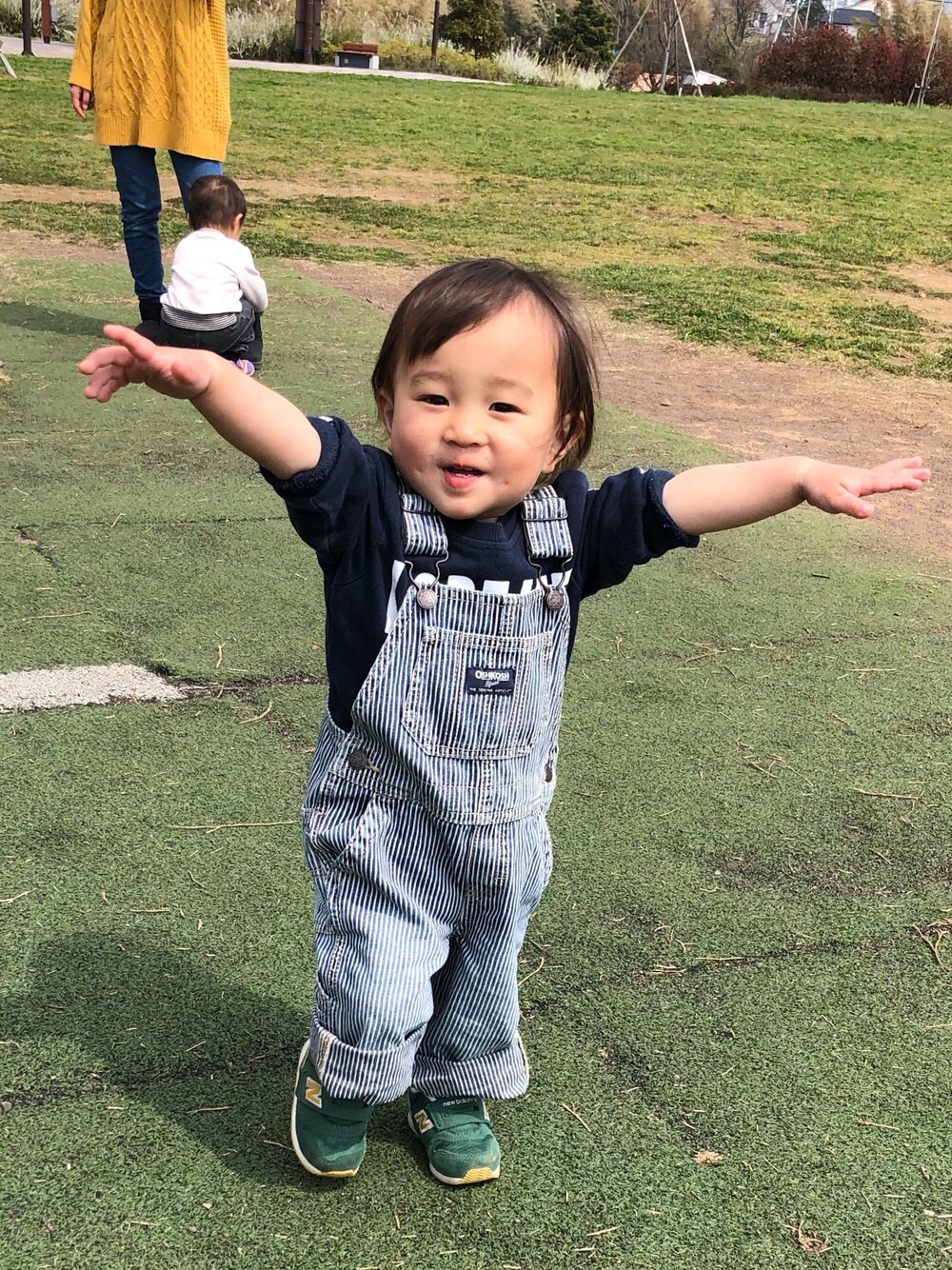 「boy、1歳、spring、overall」｜「NEW BALANCEのFS996（スニーカー、グリーン系）」を使った、seasonさん（キッズ・70cm）の春コーディネートの1枚目の写真