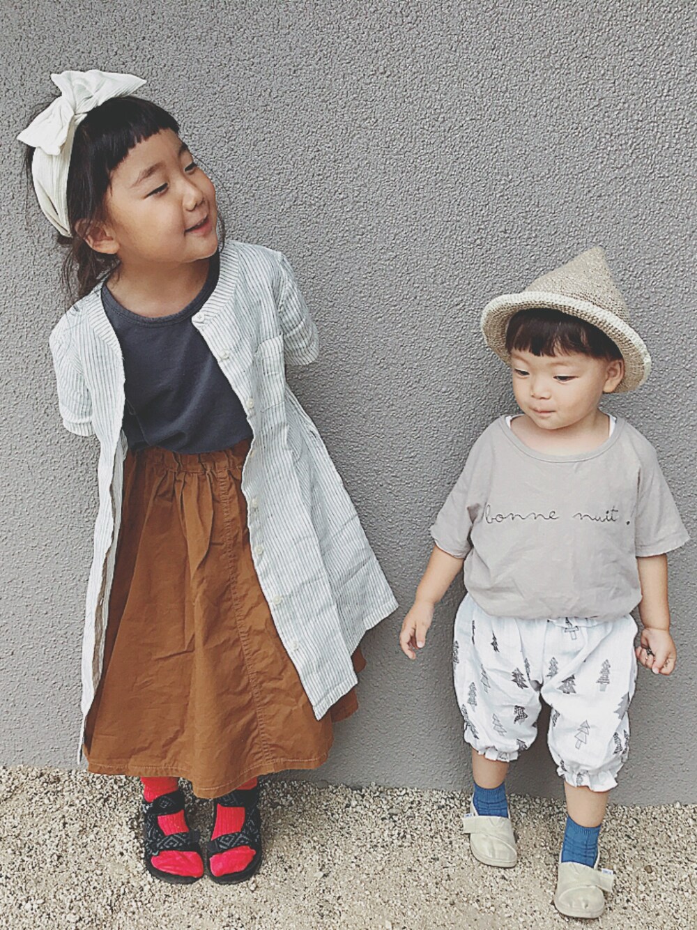 「kids、姉弟、ナチュラル、キッズコーデ、休日スタイル、キッズファッション、kidsfashion、こどもコーデ」｜「無印良品のアイテム（シャツ/ブラウス、グレー系）」を使った、hiiii__co.さん（キッズ・100cm）の夏コーディネートの1枚目の写真