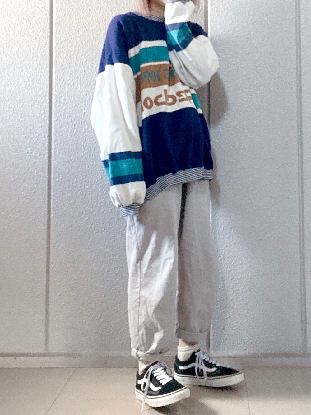 「韓国ファッション、古着、スウェット、VANS、オールドスクール、カジュアル、プチプラコーデ、低身長コーデ、古着MIX、スニーカー」｜「VANSのアイテム（スニーカー、ブラック系）」を使った、🫑さん（レディース・150cm）の冬コーディネートの1枚目の写真