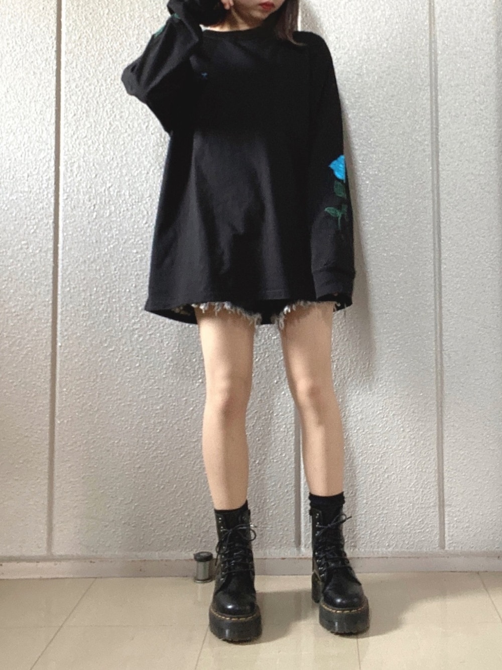 「ロンT、ストリート、x-girl、Dr.Martens、8ホール、ショートパンツ、ブラック、低身長、オーバーサイズ、低身長コーデ」｜「X-girlのROSE SLEEVE L/S TEE（Tシャツ/カットソー、ブラック系）」を使った、🫑さん（レディース・150cm）の秋コーディネートの1枚目の写真