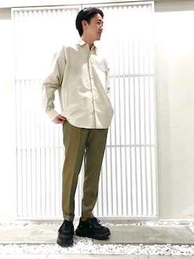 「ベージュシャツ」｜「アイテム（スラックス）」を使った、やなぎのしゅんぼさん（メンズ・176cm）の冬コーディネート