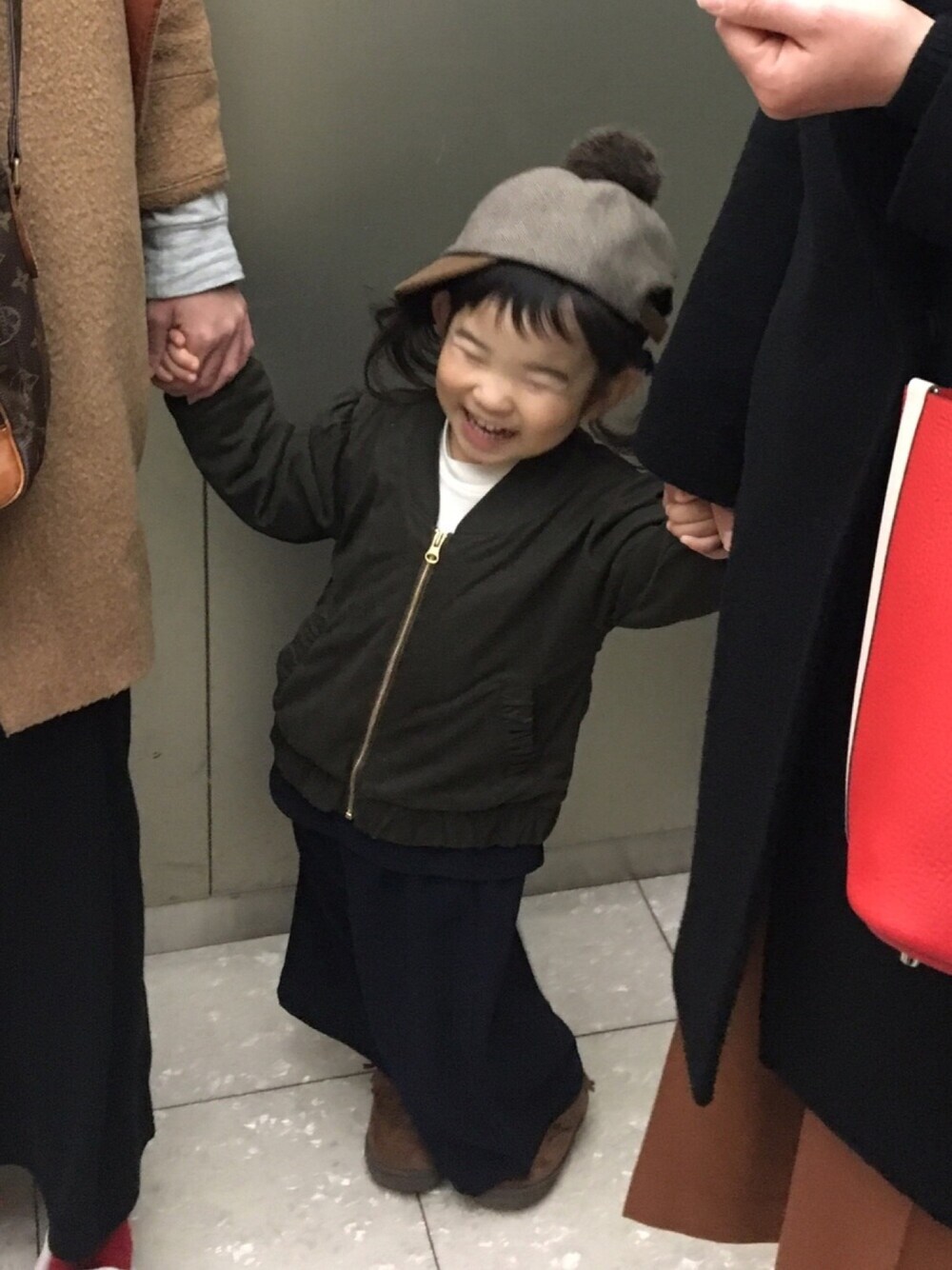 「韓国子供服のアイテム（キャップ、ブラウン系）」を使った、cocomamaさん（キッズ・90cm）の冬コーディネートの1枚目の写真