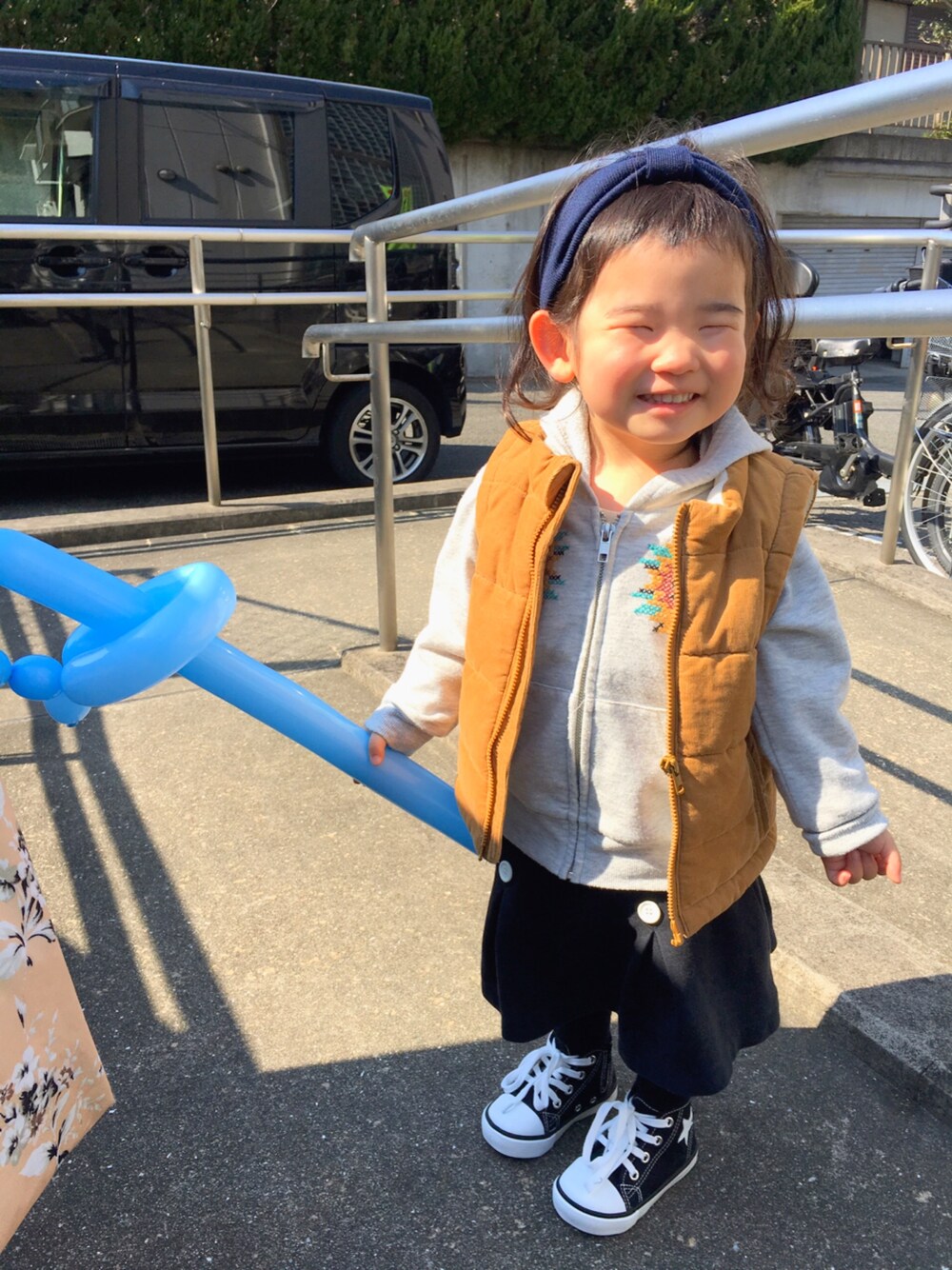 「キッズコーデ、女の子、2歳、ヘアバンド、スニーカー、ベスト、パーカー」｜「Latticeのアイテム（ヘアバンド、ブルー系）」を使った、cocomamaさん（キッズ・90cm）の冬コーディネートの1枚目の写真