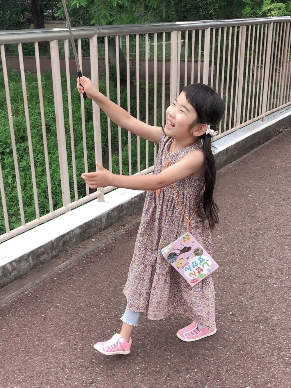 「夏コーデ、キッズファッション、女の子、5歳、ノースリーブワンピース、虫捕りコーデ、キャミソール」｜「CALMIAのレースキャミソール（80～120cm）（キャミソール、グレー系）」を使った、cocomamaさん（キッズ・110cm）の夏コーディネートの1枚目の写真