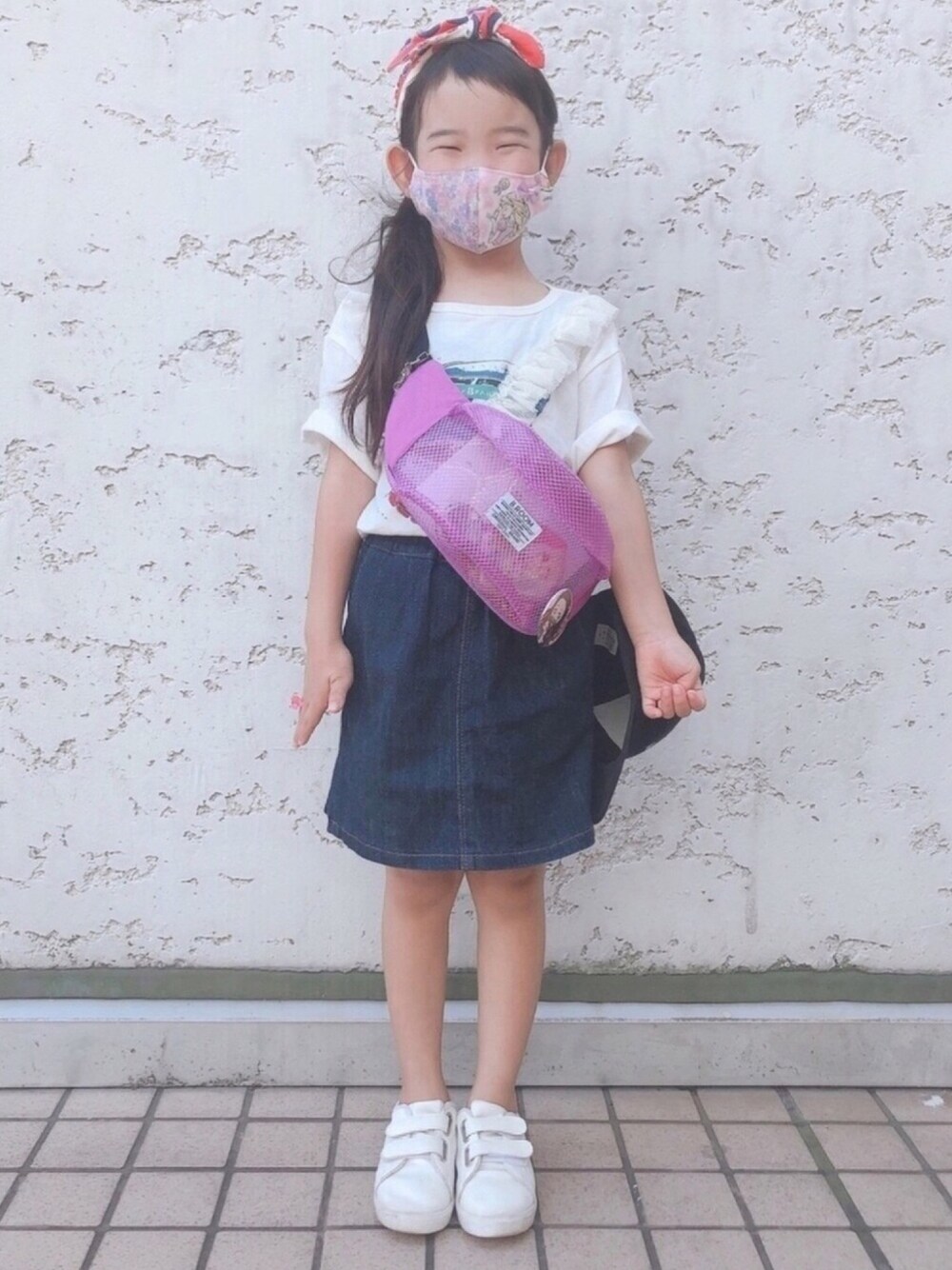 「白スニーカー、夏だ！Tシャツ着よう！、ヘアバンド、キャップ女子、ボディバッグ」｜「apres les coursのアイテム（スニーカー、ホワイト系）」を使った、cocomamaさん（キッズ・110cm）の夏コーディネートの1枚目の写真