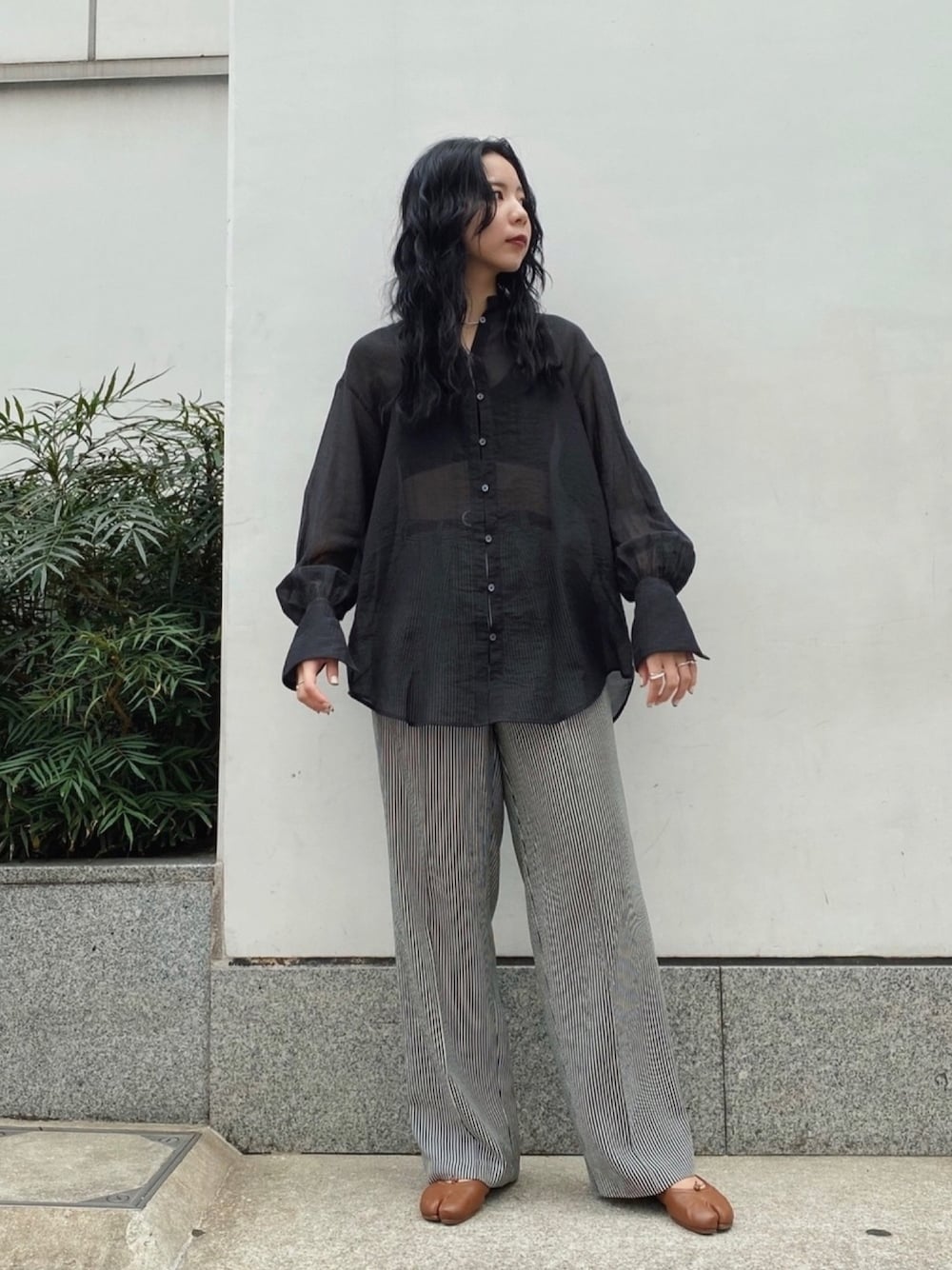 「オトナカジュアル、秋カラー、カジュアルコーデ、シアーシャツ、シャツスタイル、スタッフセンバツ、モノトーン」｜「URBAN RESEARCHのボリューム袖チュニックシャツ（シャツ/ブラウス、ブラック系）」を使った、たなかまいさん（レディース・169cm）の秋コーディネートの1枚目の写真