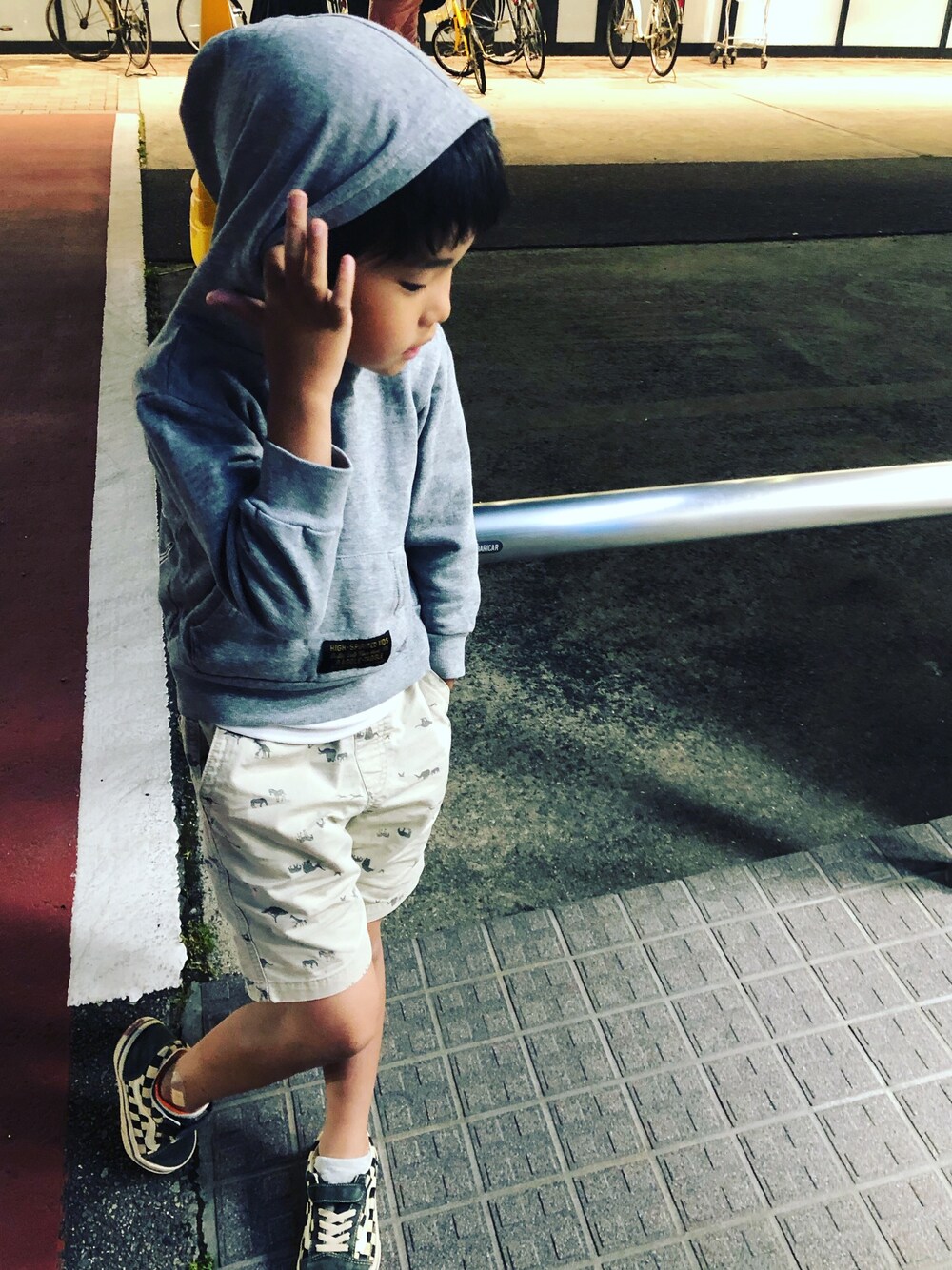 「カジュアル、キッズコーデ、おとこのこスタイル、おとこのこ、小1」｜「UNIQLOのアイテム（その他パンツ、ベージュ系）」を使った、erikoさん（レディース・160cm）の春コーディネートの1枚目の写真