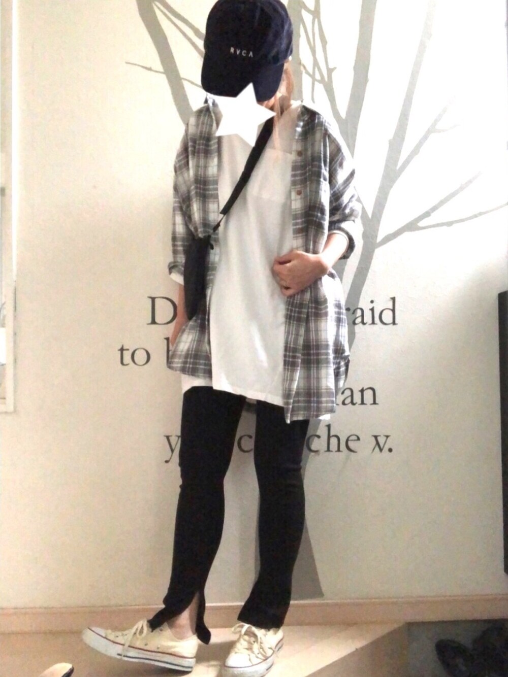 「チェックシャツ、秋のコーデ、キャップ、レギンス、ビッグシルエット、ママコーデ、カジュアル」｜「RVCAのRVCA(ルーカ) RADDADS HAT（キャップ、ブラック系）」を使った、KUUTAさん（レディース・159cm）の秋コーディネートの1枚目の写真
