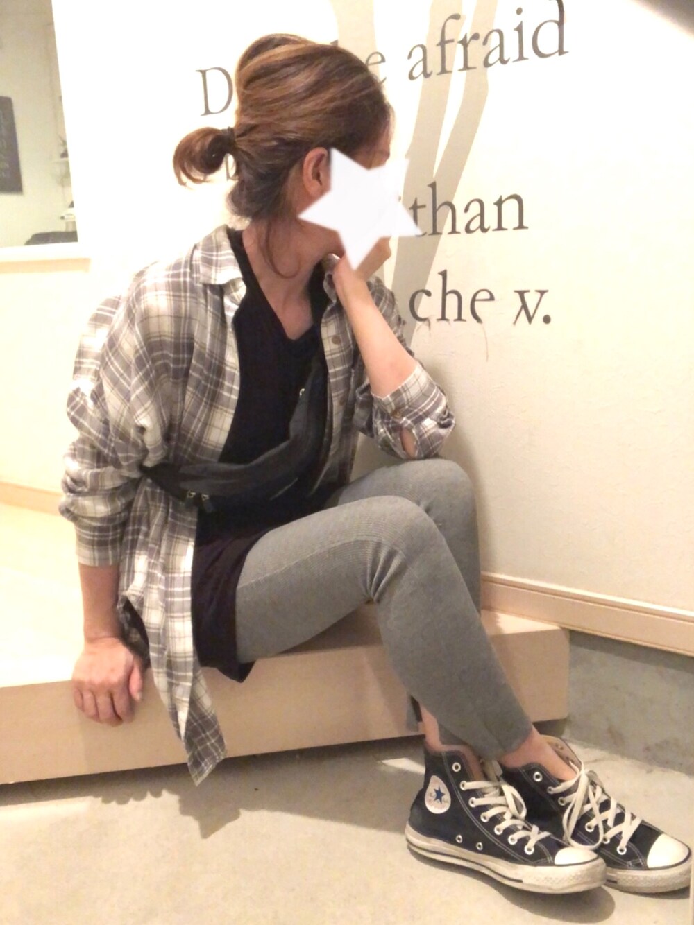 「チェックシャツ、秋のコーデ、ママコーデ、ラクチンコーデ、カジュアル、レギンス、ビッグシルエット」｜「FREAK'S STOREの【WEB限定】ビッグシルエットフットボールTシャツ（Tシャツ/カットソー、ブラック系）」を使った、KUUTAさん（レディース・159cm）の秋コーディネートの1枚目の写真