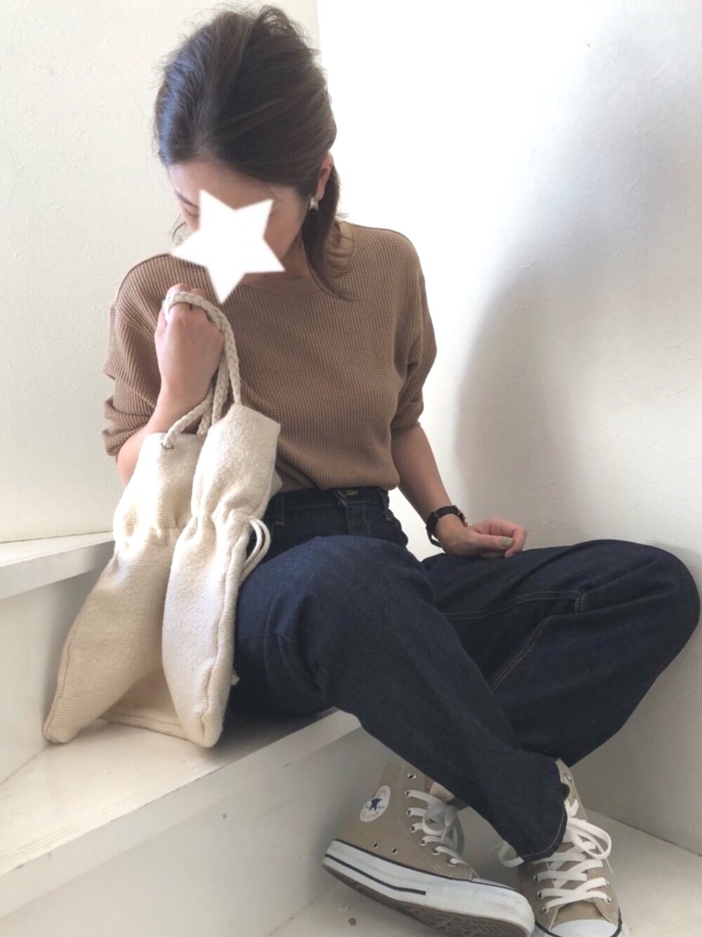 「シンプル、ベージュ、ママコーデ、今日のコーデ、コンバース」｜「UNIQLOのユニクロ ワッフルクルーネックT（Tシャツ/カットソー、ホワイト系）」を使った、KUUTAさん（レディース・159cm）の秋コーディネートの1枚目の写真