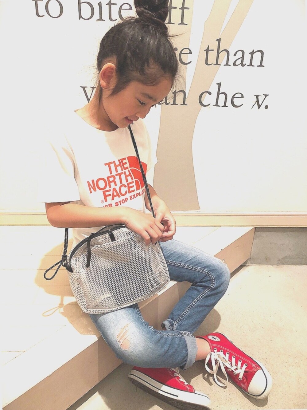 「Tシャツ、デニム、カジュアル、キッズコーデ、コンバース、おでかけ、夏コーデ、おだんごヘアー」｜「FREAK'S STOREのTHE NORTH FACE/ザ・ノース フェイス　NTJ Color Dome Tee/ショートスリーブカラードームティー（Tシャツ/カットソー、ホワイト系）」を使った、KUUTAさん（キッズ・128cm）の春コーディネートの1枚目の写真