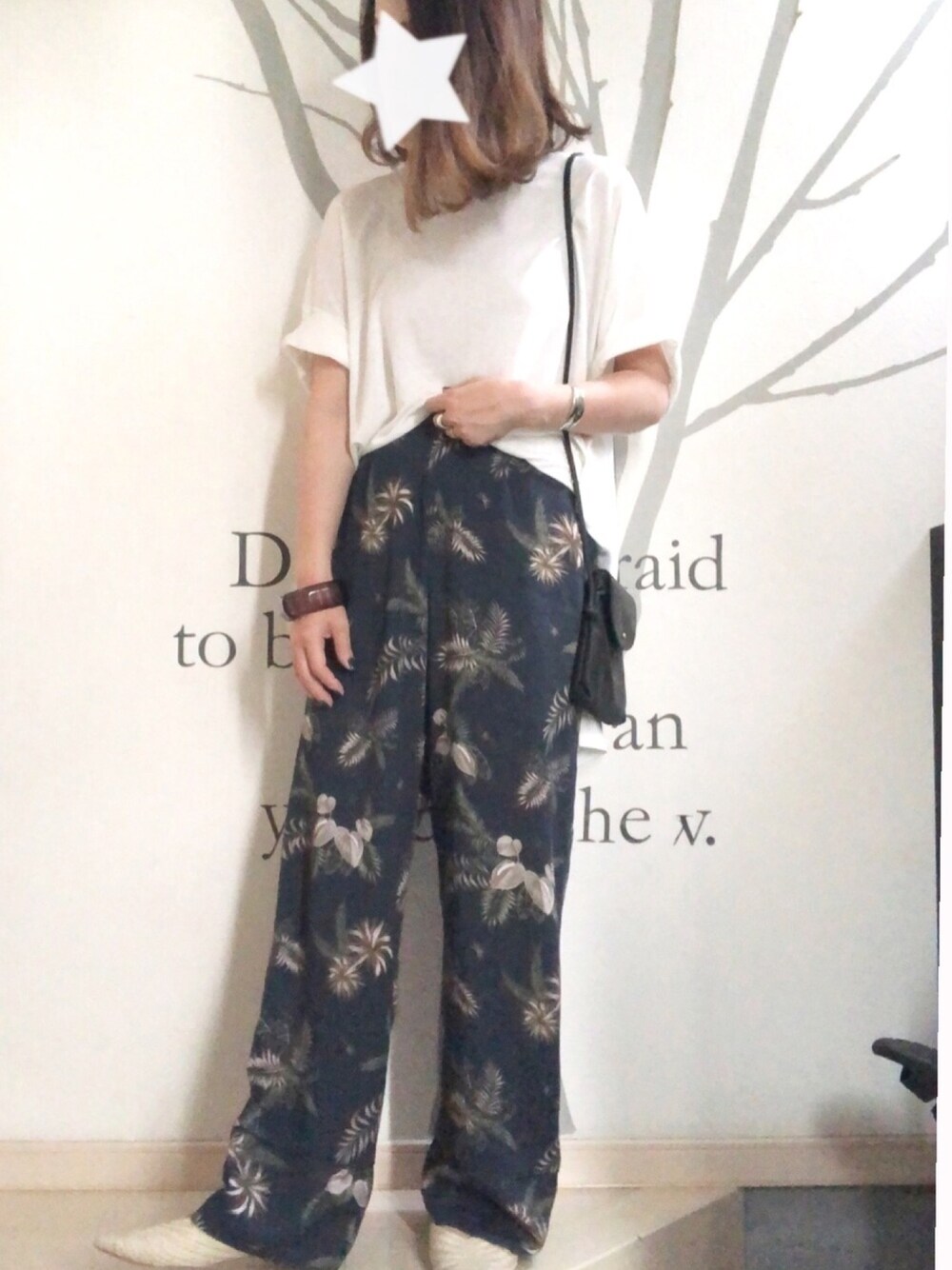 「ラフ、パンツスタイル、柄パンツ、オトナカジュアル、サンダル、夏、ママコーデ、今日のコーデ」｜「UngridのベルトコンビルーズTee（Tシャツ/カットソー、ホワイト系）」を使った、KUUTAさん（レディース・159cm）の春コーディネートの1枚目の写真