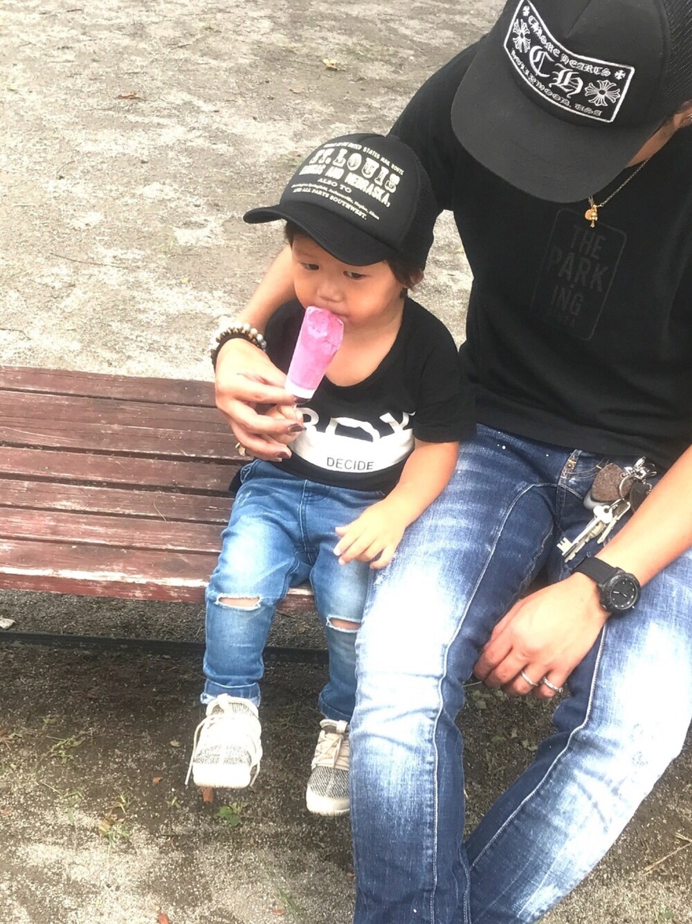 「男の子、2歳、デニムパンツ、男の子コーデ、キャップ、シンプルコーデ、公園、boy、夏、夏コーデ」｜「韓国子供服のアイテム（Tシャツ/カットソー、ブラック系）」を使った、Hayuma▲Toomaさん（キッズ・80cm）の秋コーディネートの1枚目の写真
