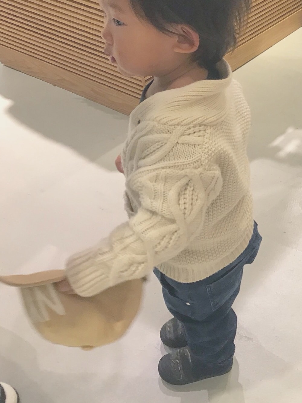 「秋冬コーデ、シンプルコーデ、男の子、男の子コーデ、むすこーで、2歳、ニットカーディガン、デニム、デニムパンツ、ホワイト」｜「petit mainのケーブル編みニットカーディガン（カーディガン/ボレロ、ホワイト系）」を使った、Hayuma▲Toomaさん（キッズ・80cm）の秋コーディネートの1枚目の写真