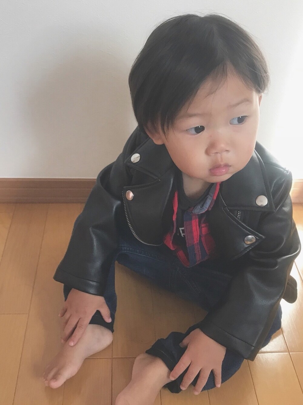 「秋冬コーデ、kids、男の子、男の子コーデ、むすこーで、ライダース、チェックシャツ、2歳、シンプルコーデ、秋のコーデ」｜「petit mainのシンプルライダースジャケット（ライダースジャケット、ブラック系）」を使った、Hayuma▲Toomaさん（キッズ・80cm）の秋コーディネートの1枚目の写真
