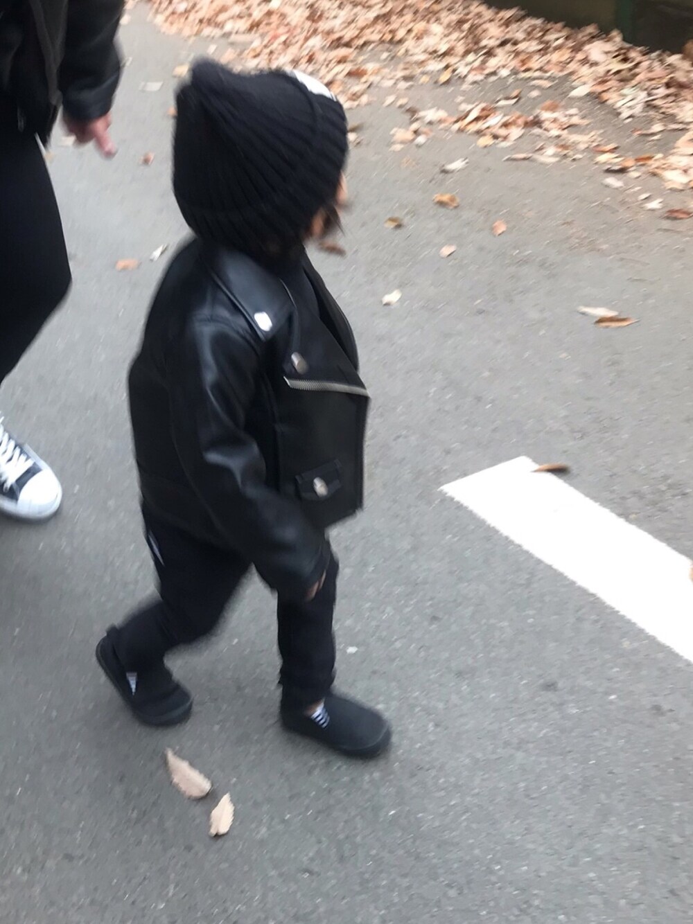 「秋冬コーデ、男の子、男の子コーデ、kids、むすこーで、プチプラコーデ、ブラック、ブラックコーデ、2歳、スキニーパンツ」｜「petit mainのシンプルライダースジャケット（ライダースジャケット、ブラック系）」を使った、Hayuma▲Toomaさん（キッズ・80cm）の秋コーディネートの1枚目の写真