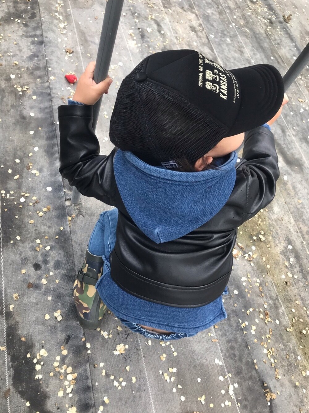 「kids、シンプルコーデ、秋冬コーデ、男の子、男の子コーデ、スウェット、パーカー、ライダース、2歳」｜「petit mainのシンプルライダースジャケット（ライダースジャケット、ブラック系）」を使った、Hayuma▲Toomaさん（キッズ・80cm）の秋コーディネートの1枚目の写真