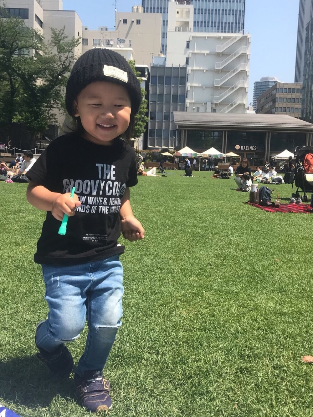 「シンプルコーデ、kids、男の子コーデ、男の子、スキニーデニム、2歳、ニット帽、カジュアル、公園」｜「GROOVY COLORSのGROOVY COLORS/GROOVY COLORS TEE（Tシャツ/カットソー、ホワイト系）」を使った、Hayuma▲Toomaさん（キッズ・80cm）の秋コーディネートの1枚目の写真