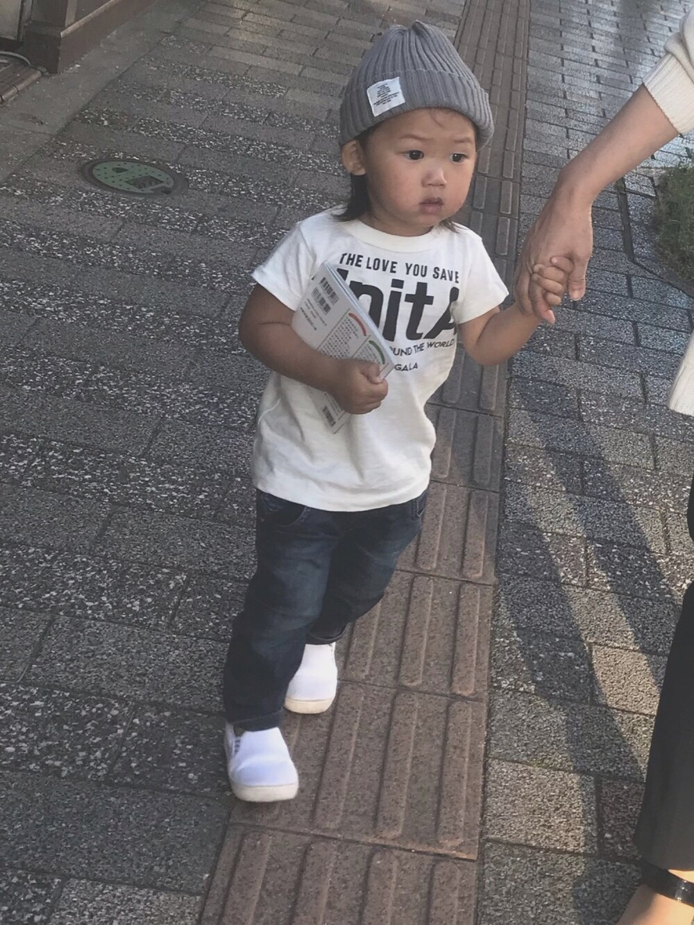 「シンプルコーデ、kids、男の子コーデ、男の子、デニム、ニット帽、Tシャツ、2歳」｜「UnitAのアイテム（Tシャツ/カットソー、ホワイト系）」を使った、Hayuma▲Toomaさん（キッズ・80cm）の秋コーディネートの1枚目の写真