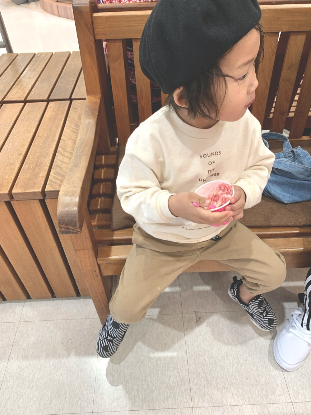 「春、ベレー帽、休日スタイル、スニーカー、キッズファッション、男の子、男の子コーデ、キッズコーデ、4歳、おしゃれさんと繋がりたい」｜「GROOVY COLORSのカラーツイル クライミング ロングパンツ（その他パンツ、ベージュ系）」を使った、Hayuma▲Toomaさん（キッズ・100cm）の春コーディネートの1枚目の写真
