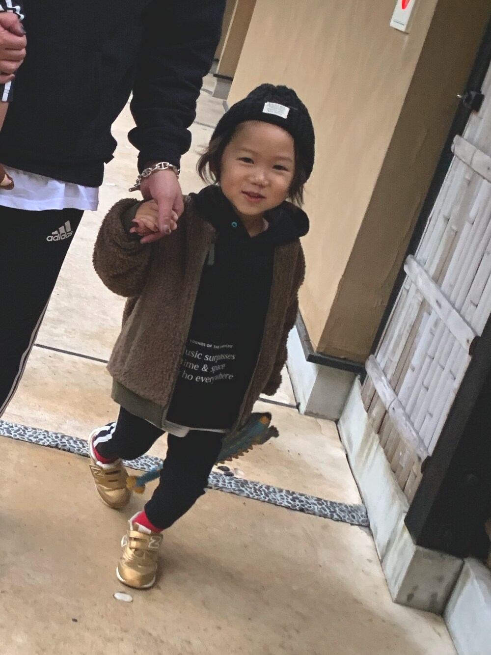 「休日スタイル、スニーカー、キッズファッション、4歳、冬コーデ、男の子、男の子コーデ、おしゃれさんと繋がりたい、キッズコーデ、カジュアルコーデ」｜「GROOVY COLORSのウラケ MUSIC BAT WING パーカー（パーカー、ブラック系）」を使った、Hayuma▲Toomaさん（キッズ・100cm）の春コーディネートの1枚目の写真