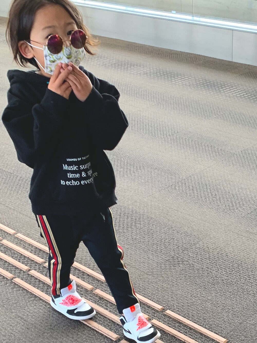 「春、スニーカー、休日スタイル、キッズファッション、4歳、カジュアル、男の子、男の子コーデ、キッズコーデ、サングラス」｜「GROOVY COLORSのウラケ MUSIC BAT WING パーカー（パーカー、ブラック系）」を使った、Hayuma▲Toomaさん（キッズ・100cm）の春コーディネートの1枚目の写真