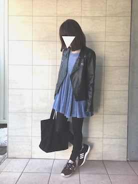 「ワンピース×スニーカー」｜「アイテム（ライダースジャケット）」を使った、mi_aiさん（レディース・157cm）の春コーディネート