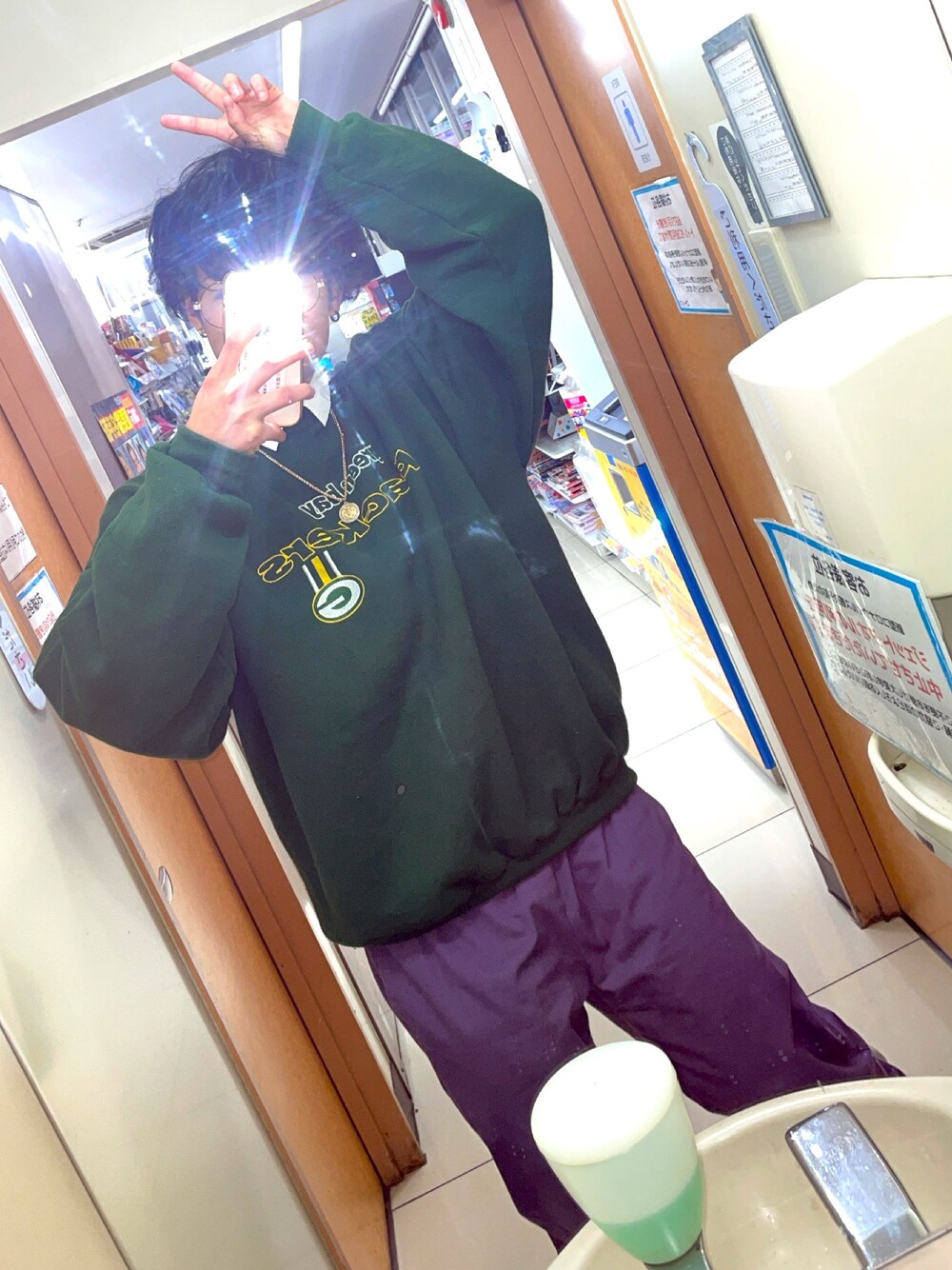 「お洒落さんとつながりたい、カジュアルコーデ、オーバーサイズ、ストリート、スウェット、シェフパンツ、フォローミー、カラフル、ゆるコーデ、キレイめ」｜「GUのアイテム（パンツ、パープル系）」を使った、ameさん（メンズ・165cm）の冬コーディネートの1枚目の写真
