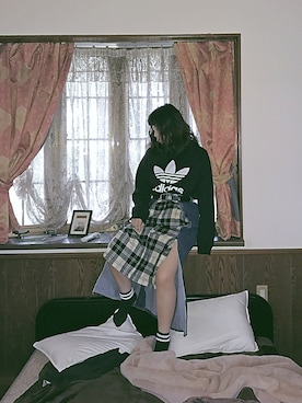 「adidas（アディダス）の【adicolor】オリジナルス パーカー[ORIGINALS 3FOIL HOODIE]（パーカー、ブラック系）」を使った、AKIさん（レディース・164cm）の秋コーディネート