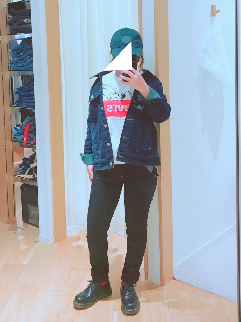 「ドラフトLS、シンプル、fashion、メンズライク、低身長、ぽっちゃり、Gジャン、キャップ、ドクターマーチン、ドクターマーチン3ホール」｜「Levi'sのトラッカージャケット/ダークインディゴ/12.9oz（デニムジャケット、ブルー系）」を使った、tsubasaさん（レディース・155cm）の冬コーディネートの1枚目の写真