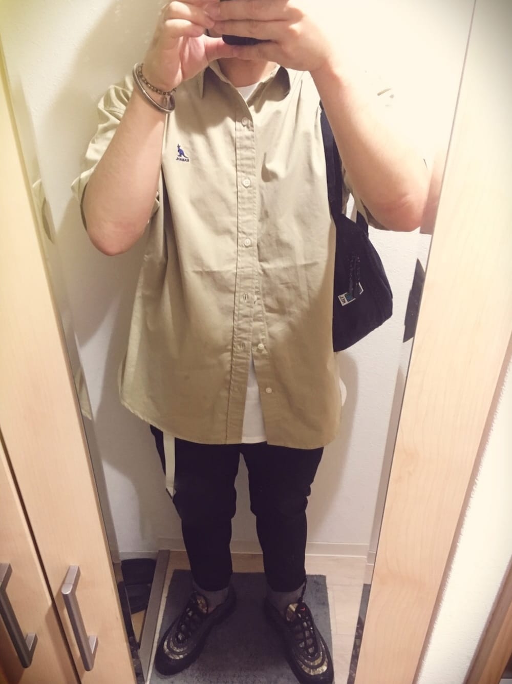 ベージュ系のシャツ/ブラウス、その他のボディバッグ/ウエストポーチ、グレー系のTシャツ/カットソーを着用したメンズの春コーディネートの1枚目の写真